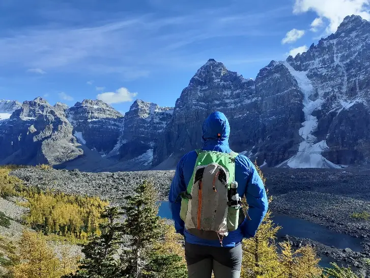 Simon frente a un circo glaciar