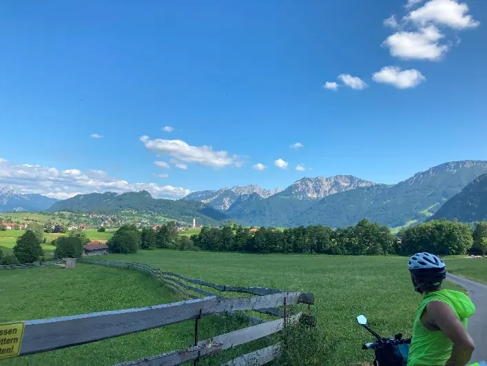 Ciclista frente a las montañas